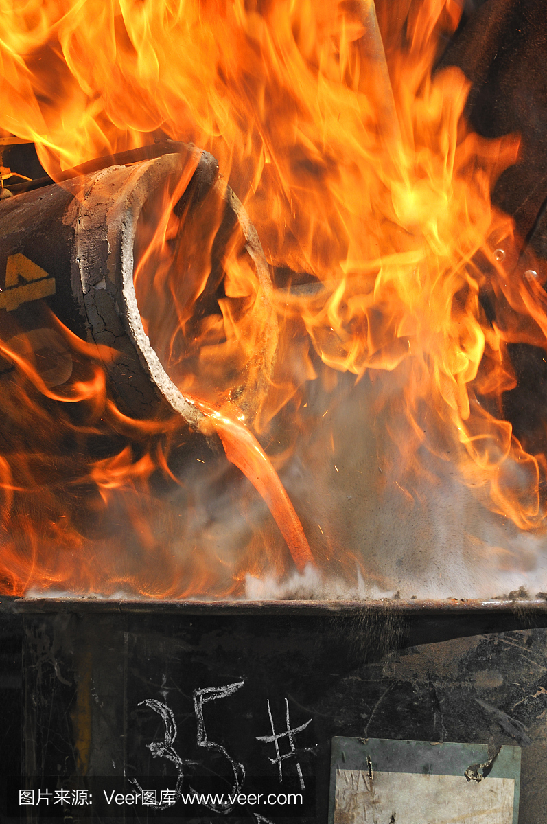 铁浇注- 35磅模具在火焰中爆炸